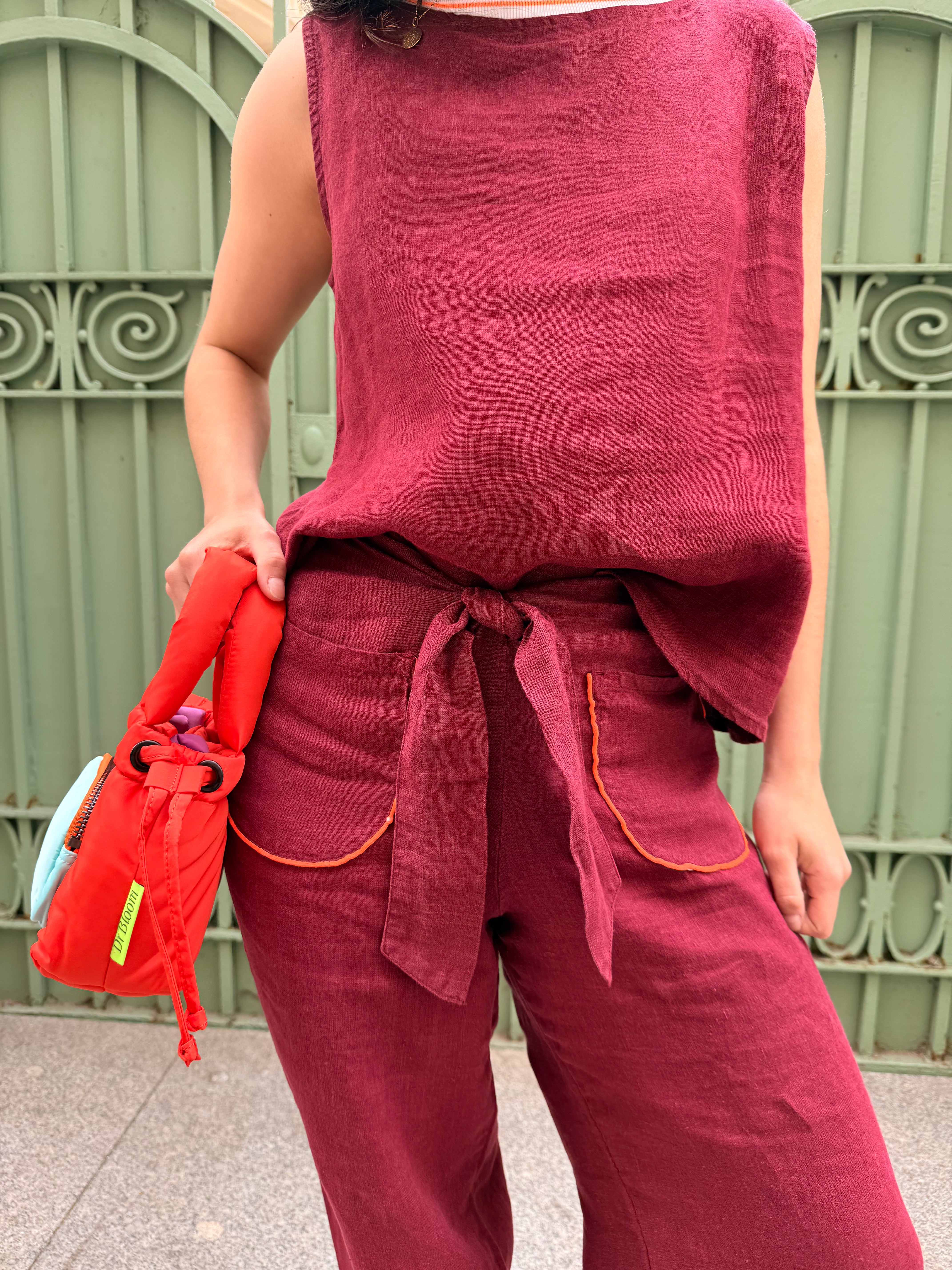 Weinrote Leinenhose mit Schleife